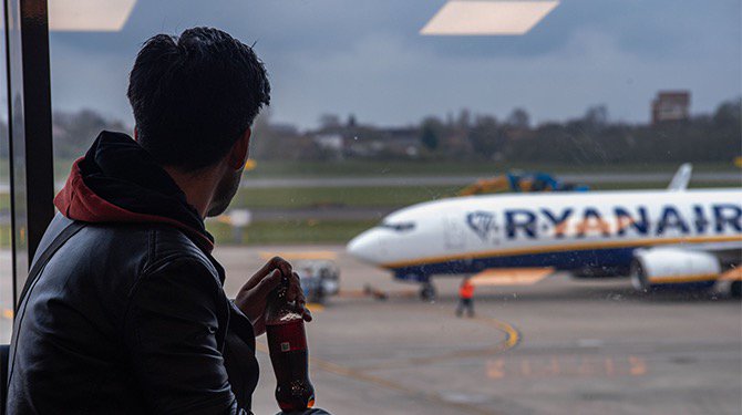 Nieuwe uitdaging stuntman Zwarte Cross: gaat aan raam Ryanair-vliegtuig zitten