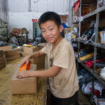Xu Ji (8) begrijpt extra importheffing op Temu-pakketjes: “Ik zat hier echt schandalig veel te verdienen”