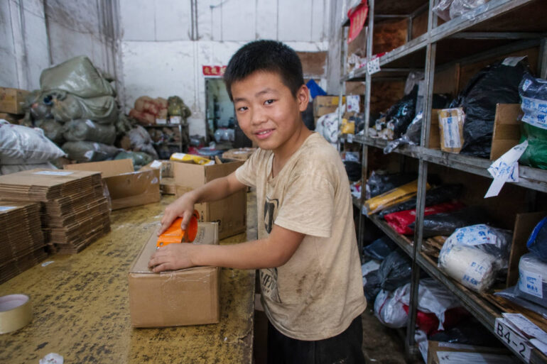 Xu Ji (8) begrijpt extra importheffing op Temu-pakketjes: “Ik zat hier echt schandalig veel te verdienen”