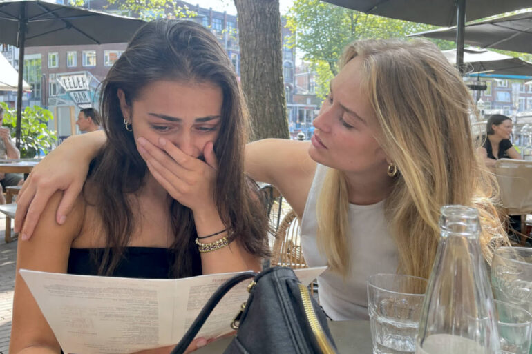 Steeds meer jongeren voelen zich overprikkeld op terras: “De kaart bood 14 soorten speciaalbier”