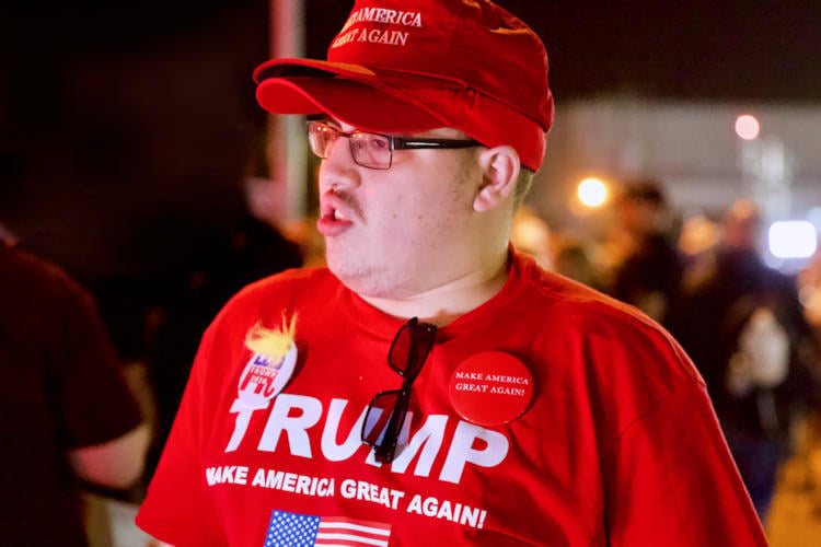 Amerikaanse patriotten trots op enorme inflatie door Trump: “Hoe minder ik me kan veroorloven, hoe trotser ik ben!”