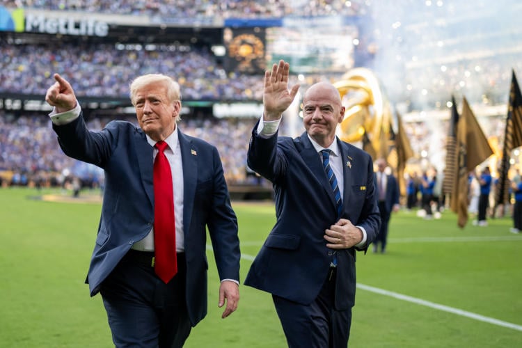 Trump noemt gejoel bij beker-uitreiking “de luidste ovatie die een president ooit heeft ontvangen”