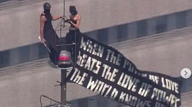 Doodenge beelden bovenop het puntje van The Empire State building: een levenslange verbintenis