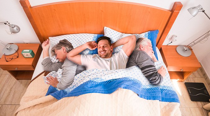 Voordeel van lang thuiswonen: Erwin (37) mag soms nog tussen zijn ouders slapen