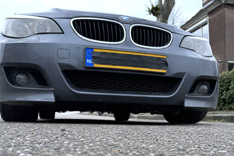 Bouwmarkten melden run op zwarte tape na geslaagde kentekenactie boeren