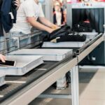 Stakende beveiligers Schiphol roepen reizigers op zelf alvast hun bagage te controleren