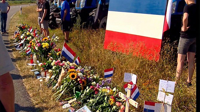 Nederlanders leggen bloemen en kaartjes neer voor boeren die de schuld krijgen van dodelijk ongeluk