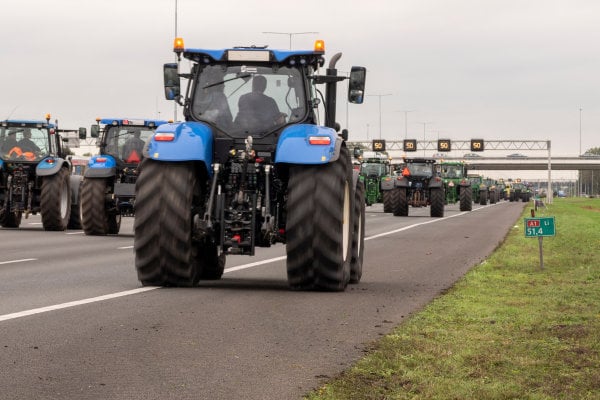 Boeren willen herziening verkeerswet: “Trekkers bewezen veilig genoeg voor snelweg”