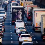 NS komt met korting op abonnement als je in de spits de auto pakt