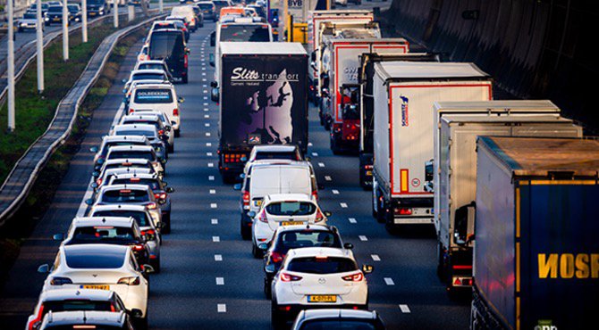 NS komt met korting op abonnement als je in de spits de auto pakt