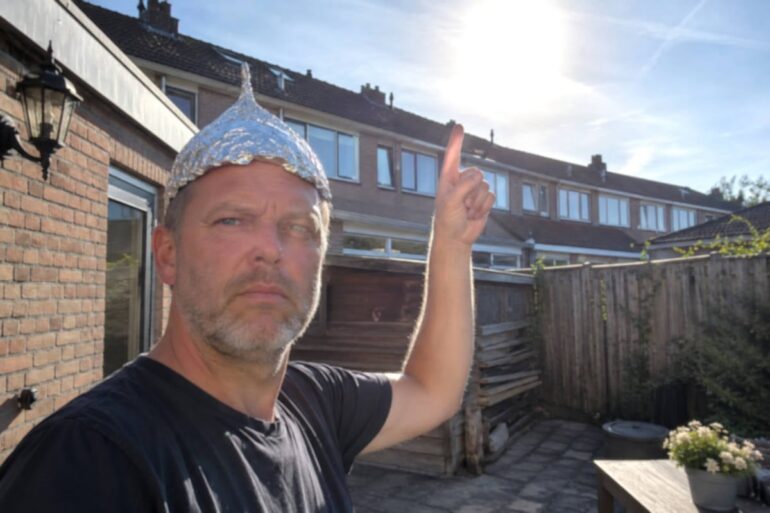 Complotdenker Danny (49) vertrouwt het niet: “Maan past precies voor de zon, dat kan geen toeval zijn”