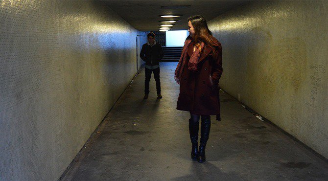5 dingen waaraan mannen kunnen zien dat de vrouw die hard voor ze uit loopt geïnteresseerd in ze is
