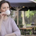 Vandaag is een mooie dag voor Karin (56) om zich te ergeren aan rokers op het terras