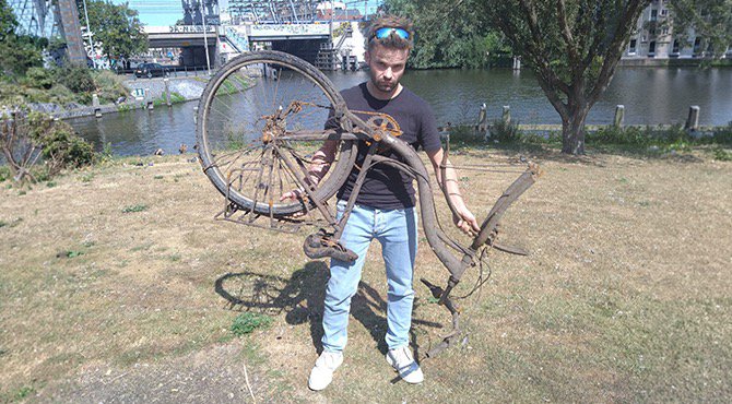 Magneetvisser poseert met fiets op datingprofiel