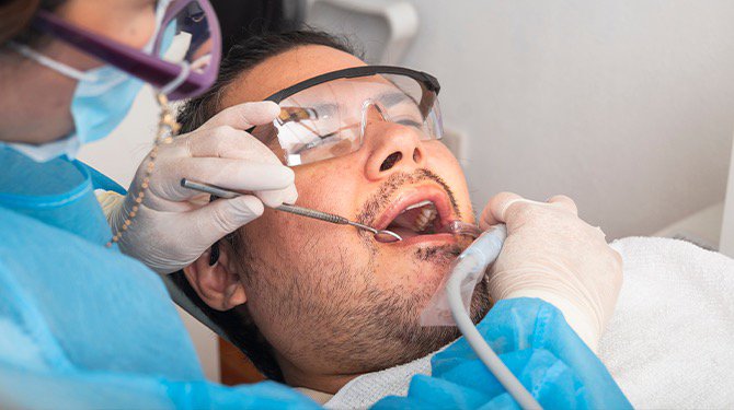 ​Mondhygiënist concludeert na 20 minuten in je tandvlees prikken: ‘Je tandvlees is gevoelig’