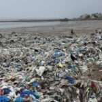 India maakt duurzaam strand van 100% gerecycled plastic