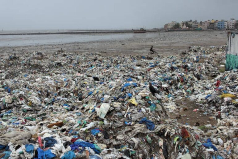 India maakt duurzaam strand van 100% gerecycled plastic