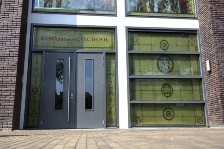 Renaissanceschool ontkent luizenuitbraak: “Dat zijn slechts modellen van het RIVM”