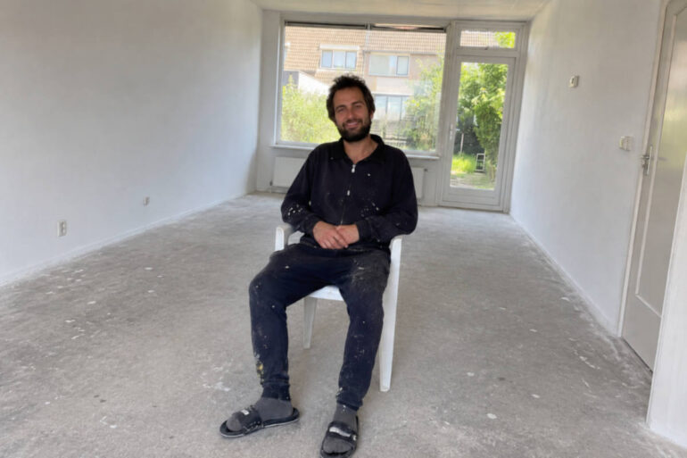 Rens (28) leeft van 40 euro per maand om op zijn 45e te kunnen beginnen met leven