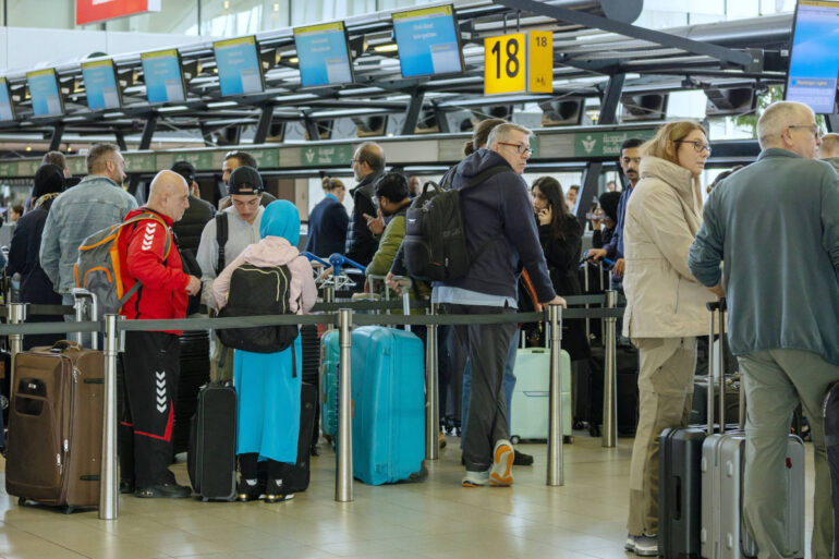 Schiphol opent klachtenbalie in vertrekhal voor Nederlanders die alvast over hun bestemming willen klagen