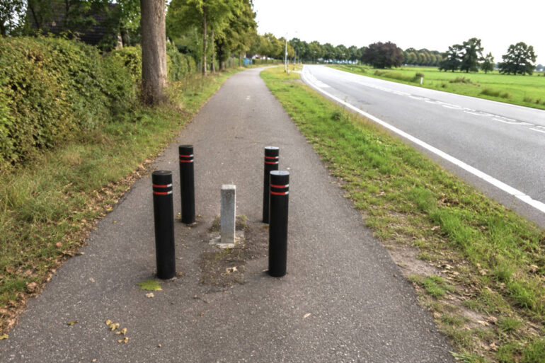 Gemeente beveiligt gevaarlijk paaltje met vier extra paaltjes