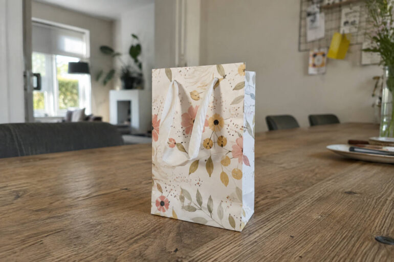 Cadeautasje na acht jaar en veertien verjaardagen terug bij oorspronkelijke koper