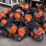 Kringloopwinkels kondigen inleverstop af voor oranje Verstappen-petten
