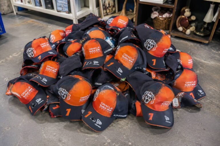 Kringloopwinkels kondigen inleverstop af voor oranje Verstappen-petten