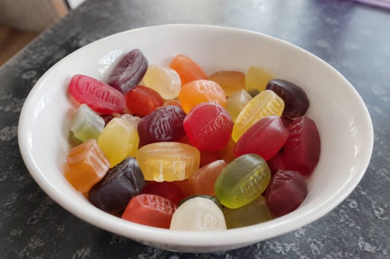 Verslavingsartsen willen af van het woord winegum: “Zet aan tot drinken”