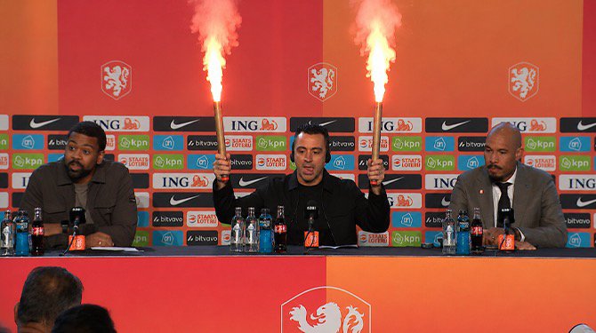 ​Xavi steekt vuurwerk af tijdens persconferentie om te laten zien dat hij Nederlandse voetbal volgt