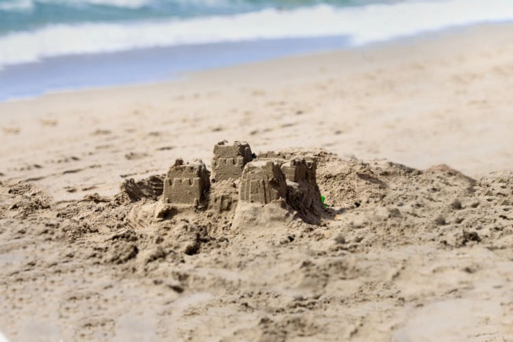 Inspectie ziet forse toename illegale zandbouwwerken langs de kust