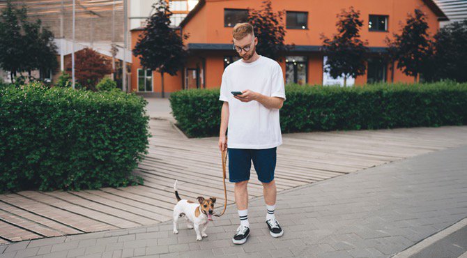 Man laat twee keer per dag zijn telefoon uit