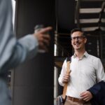Glimlach ingezet nadat beide partijen besluiten dat ‘hoi’ te persoonlijk is