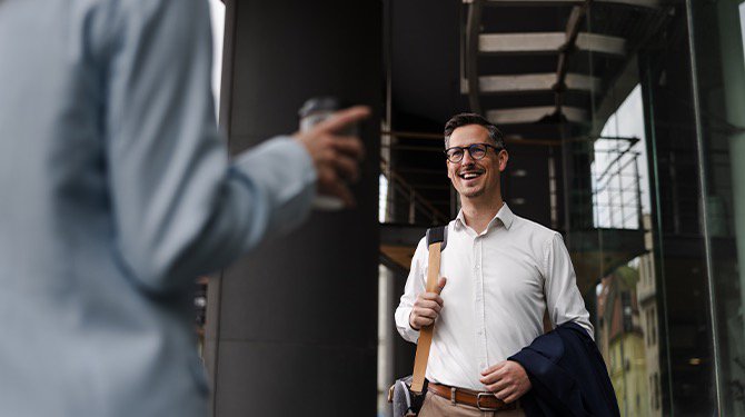 Glimlach ingezet nadat beide partijen besluiten dat ‘hoi’ te persoonlijk is
