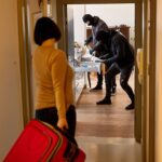 Conflictvermijdende bewoner betrapt inbreker en helpt hem met spullen uit huis tillen