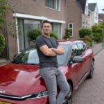 Elektrische rijder kan niet wachten tot iemand op een verjaardag over de benzineprijs begint