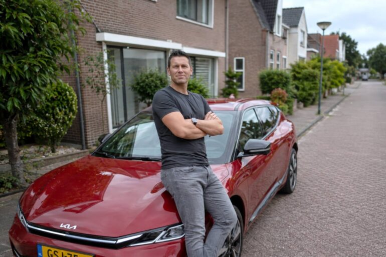 Elektrische rijder kan niet wachten tot iemand op een verjaardag over de benzineprijs begint