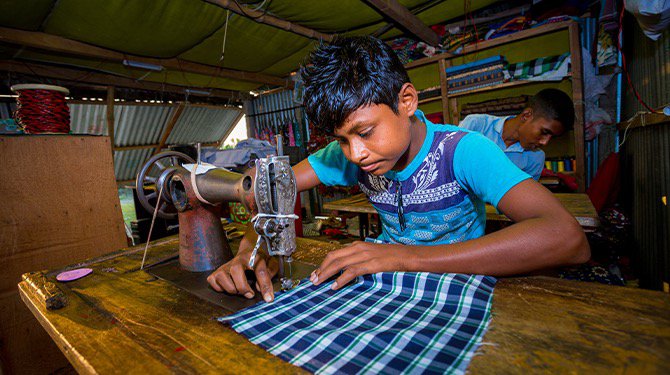 Brekelmans op werkbezoek in Bangladesh: ‘Hier leren kinderen al op jonge leeftijd wat werken is’