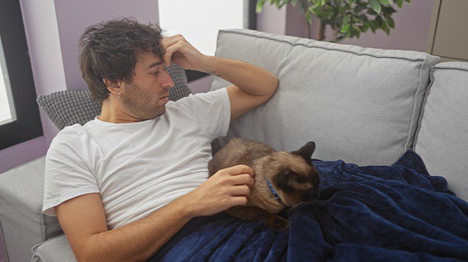 ​Denny (28) laat chirurgisch een kat aan zijn schoot bevestigen zodat hij nooit meer op hoeft te staan