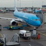 KLM kiest veiliger alternatief voor powerbank: verlengsnoer van Schiphol naar Curaçao