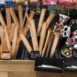 Op Ameland liggen de maskers en knuppels nu al in de winkel