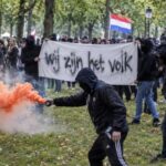 ‘Wij zijn het volk’-demonstranten dragen bivakmutsen zodat het volk niet ziet wie het volk is