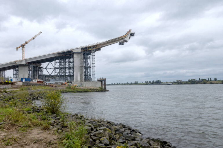 Rijkswaterstaat kiest voor schansen: “Met voldoende snelheid heb je maar een halve brug nodig.”