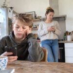 Ouders blij met socialemediaverbod voor kinderen: “Zelf toezicht houden gaat van mijn schermtijd af”