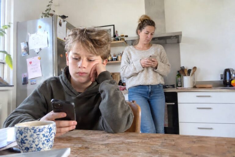 Ouders blij met socialemediaverbod voor kinderen: “Zelf toezicht houden gaat van mijn schermtijd af”