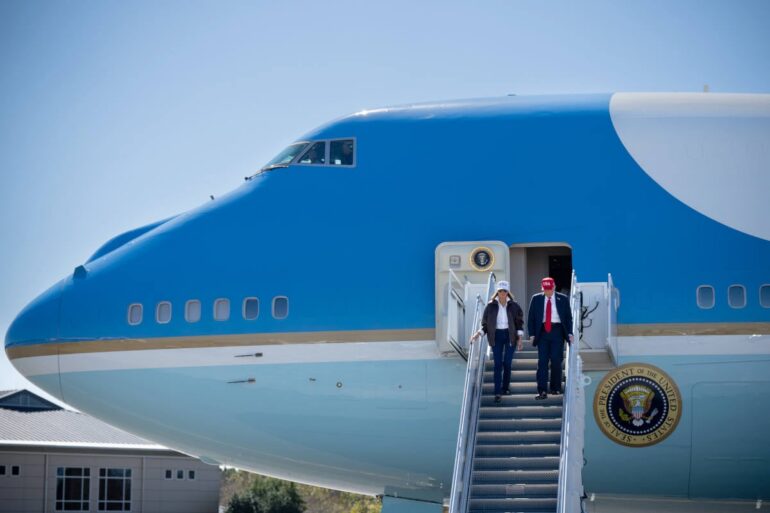 Trump gaat in Air Force One wonen nu journalisten Witte Huis weer in mogen