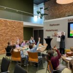 Burgemeester en basisschoolkinderen ontbijten samen