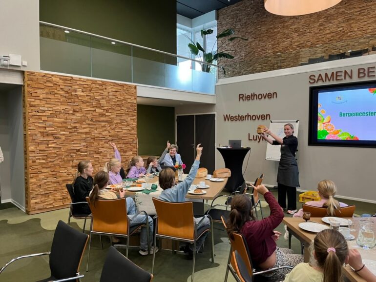 Burgemeester en basisschoolkinderen ontbijten samen