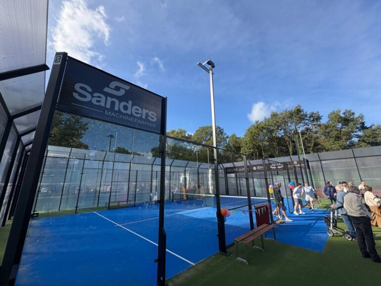 Nieuwe padelbanen in Westerhoven feestelijk geopend