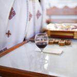 Kerkgangers twijfelen: ‘bloed van Christus’ smaakt verdacht veel naar cabernet sauvignon